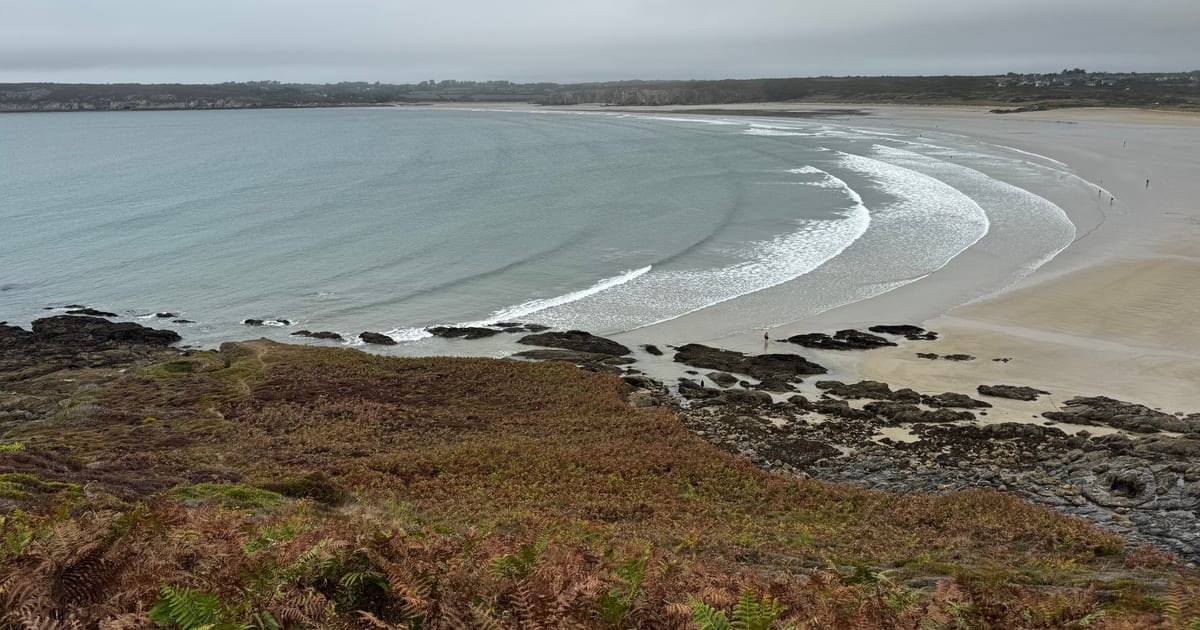 Goulien vu depuis la pointe : malgré un vent de sud-ouest annoncé par le modèle, la baie reste plate, abritée par le relief